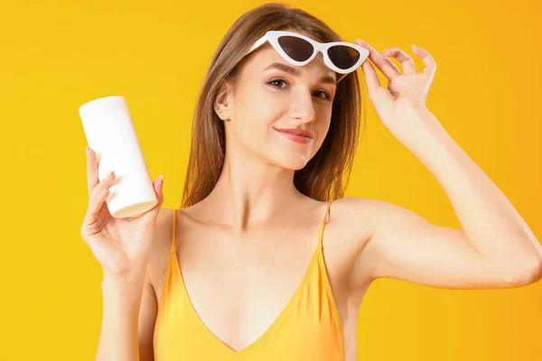 Young Woman Sunscreen Cream Yellow Background — Stock Photo, Image