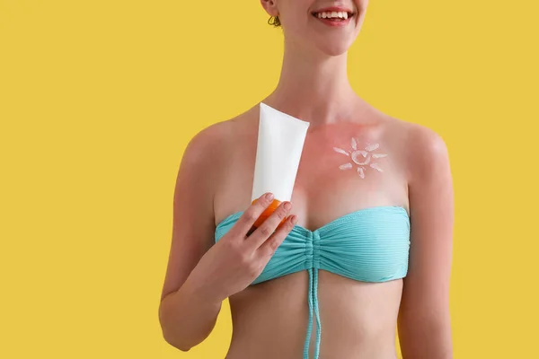 Αλλεργική Νεαρή Γυναίκα Ηλιοκαμένο Δέρμα Και Ήλιο Από Κρέμα Κίτρινο — Φωτογραφία Αρχείου
