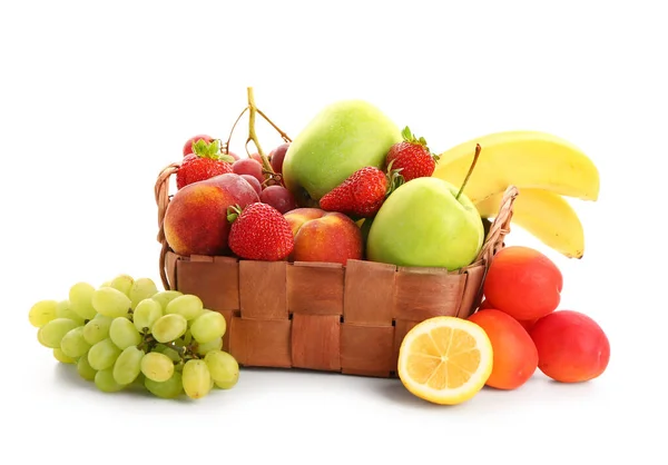 白い背景に異なる新鮮な果物を持つウィッカーバスケット — ストック写真