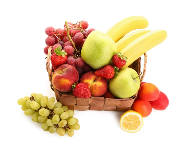 Weidenkorb Mit Verschiedenen Frischen Früchten Auf Weißem Hintergrund — Stockfoto
