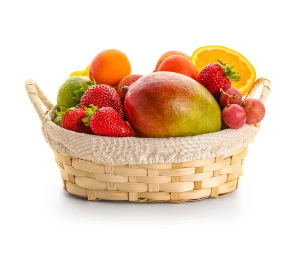 Beyaz Arka Planda Farklı Taze Meyvelerle Dolu Bir Sepet — Stok fotoğraf