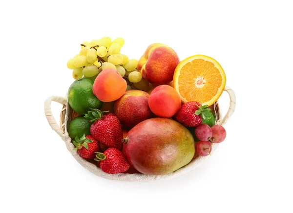 白い背景に異なる新鮮な果物を持つウィッカーバスケット — ストック写真