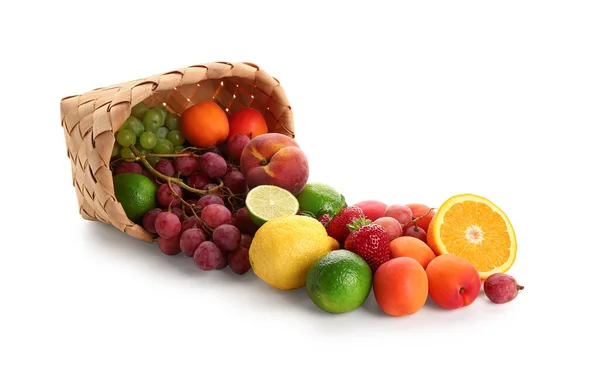 Cesta Vime Com Diferentes Frutas Frescas Fundo Branco — Fotografia de Stock