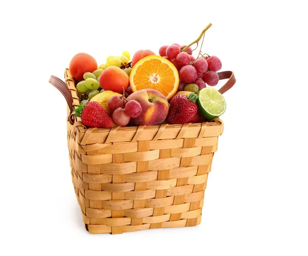 Rieten Mand Met Verschillende Verse Vruchten Witte Achtergrond — Stockfoto