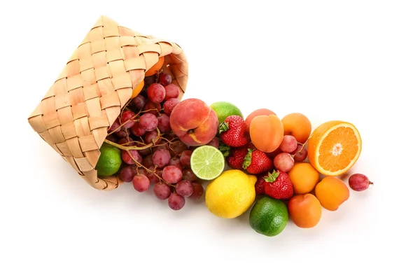 Cesta Vime Com Diferentes Frutas Frescas Fundo Branco — Fotografia de Stock