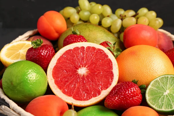 Miska Różnymi Świeżymi Owocami Zbliżenie — Zdjęcie stockowe