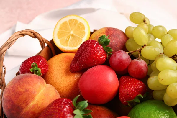 Cesta Vime Com Frutas Frescas Diferentes Close — Fotografia de Stock