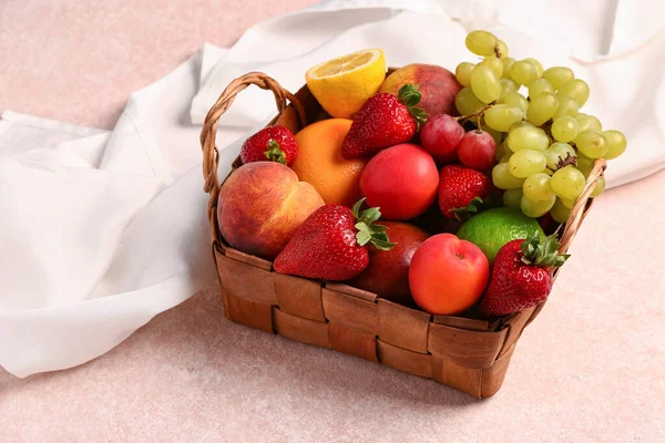 Cesta Vime Com Diferentes Frutas Frescas Fundo Rosa — Fotografia de Stock