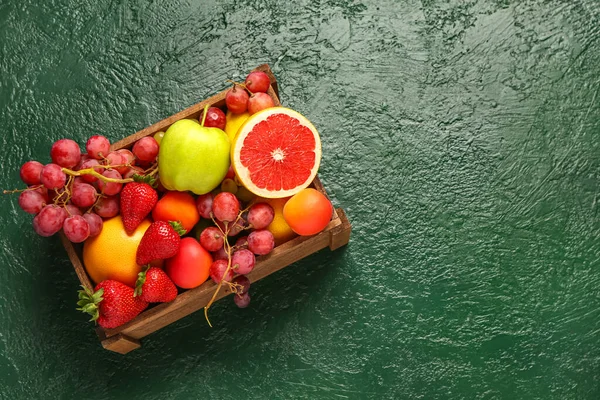 Caja Madera Con Diferentes Frutas Frescas Mesa Verde — Foto de Stock