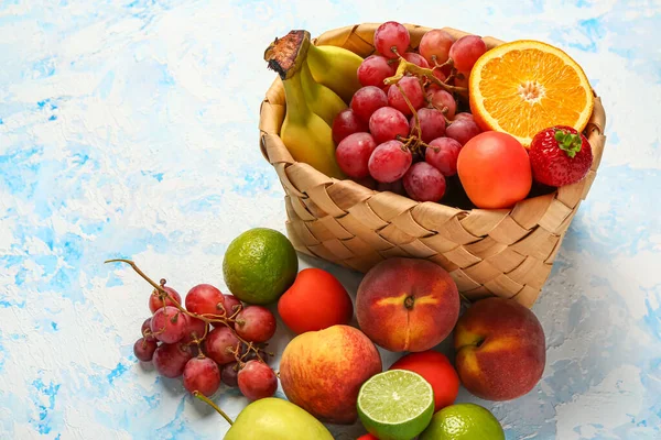 Cesta Vime Com Diferentes Frutas Frescas Fundo Azul Claro — Fotografia de Stock
