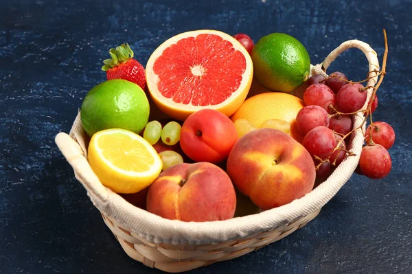 Cesta Vime Com Diferentes Frutas Frescas Fundo Azul — Fotografia de Stock