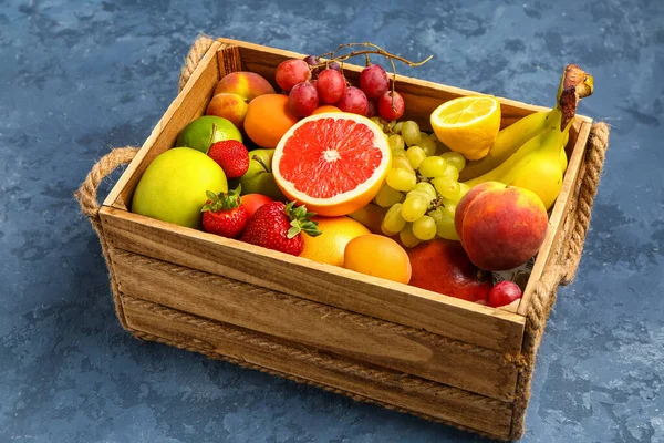 Holzschachtel Mit Verschiedenen Frischen Früchten Auf Blauem Hintergrund — Stockfoto