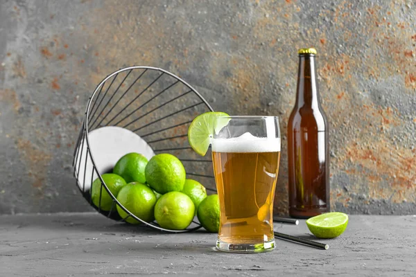 Copo Cerveja Gelada Com Limão Mesa — Fotografia de Stock