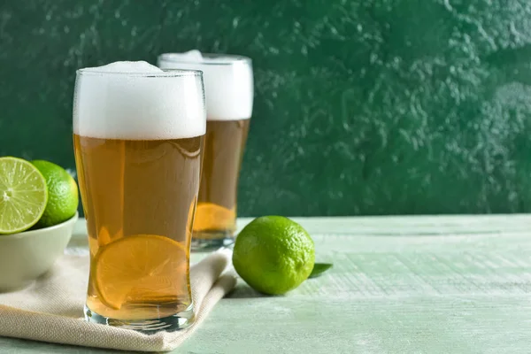 Copos Cerveja Gelada Com Limão Mesa — Fotografia de Stock