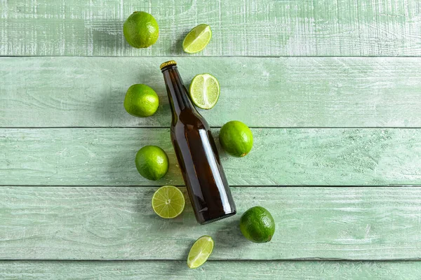 Пляшка Холодного Пива Лаймом Зеленому Дерев Яному Фоні — стокове фото