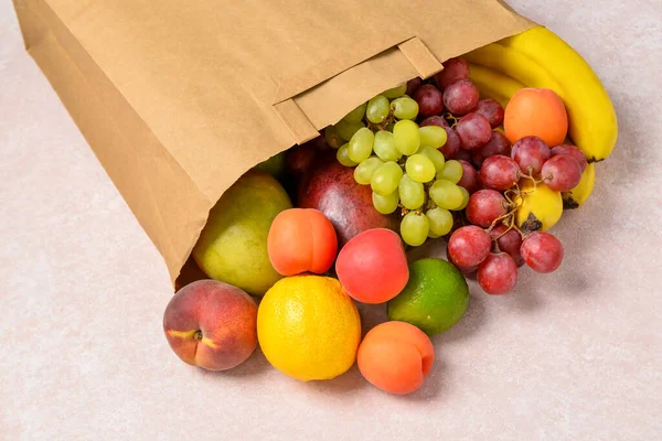 Sacchetto Carta Con Frutta Fresca Sfondo Grigio — Foto Stock
