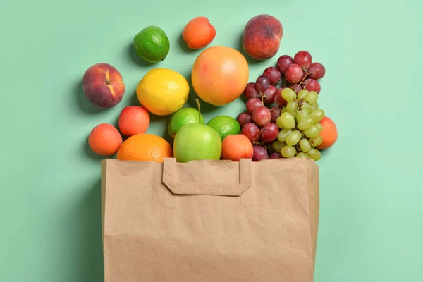 Sacchetto Carta Con Frutta Fresca Sfondo Turchese — Foto Stock