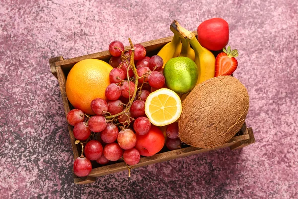 Houten Doos Met Verschillende Verse Vruchten Paarse Achtergrond — Stockfoto