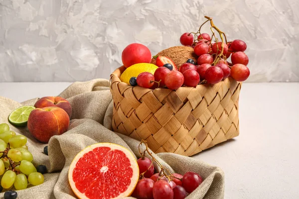 Rieten Mand Met Verschillende Verse Vruchten Witte Achtergrond — Stockfoto