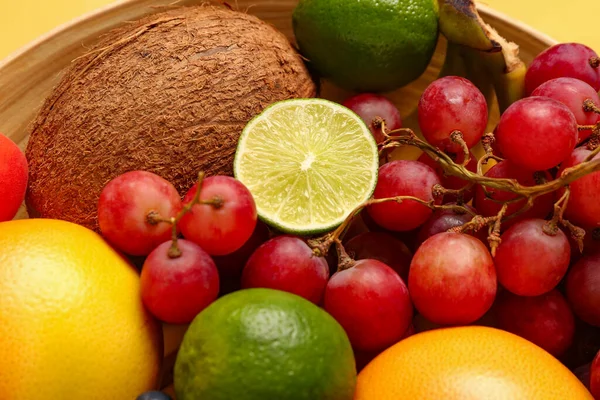 Tigela Com Frutas Frescas Diferentes Close — Fotografia de Stock