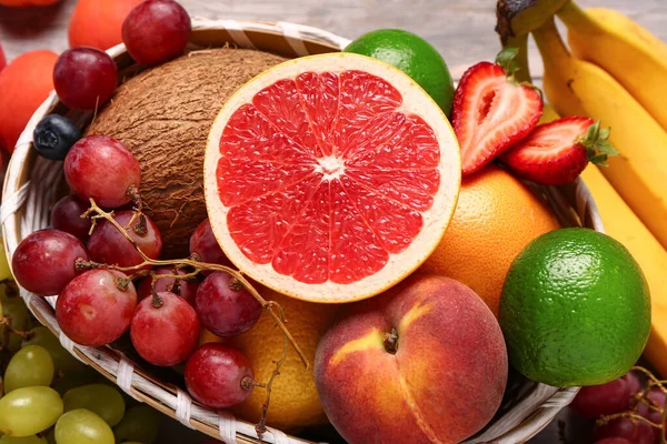Tigela Vime Com Frutas Frescas Diferentes Close — Fotografia de Stock