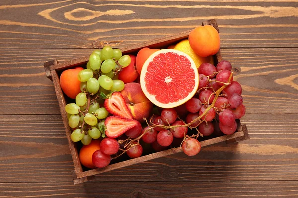 Caixa Com Diferentes Frutas Frescas Fundo Madeira — Fotografia de Stock
