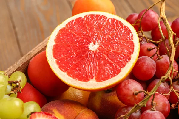 Doos Met Verschillende Verse Vruchten Houten Ondergrond Close — Stockfoto
