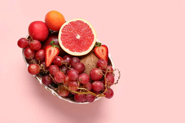 Cuenco Mimbre Con Diferentes Frutas Frescas Sobre Fondo Rosa — Foto de Stock