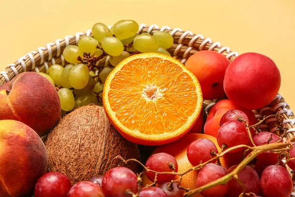 Bol Osier Avec Différents Fruits Frais Sur Fond Orange Gros — Photo