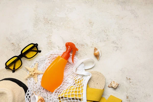String Bag Sunglasses Bottle Sunscreen Cream Beach Accessories Light Grunge — Stock Photo, Image