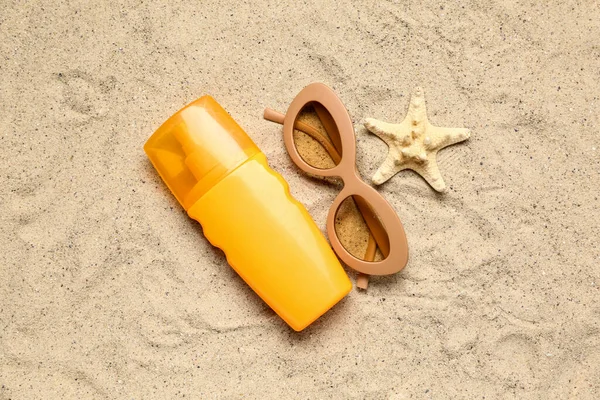 Sunglasses Bottle Sunscreen Cream Starfish Sand — Stock Photo, Image