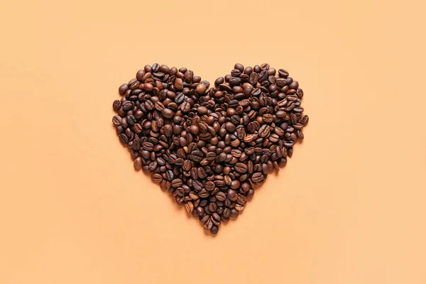 Hart Gemaakt Van Koffiebonen Oranje Achtergrond — Stockfoto