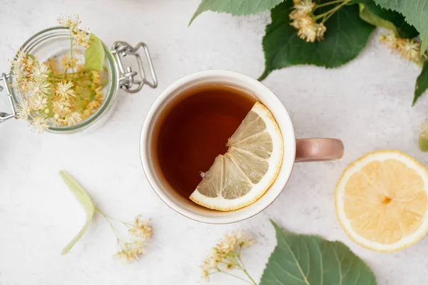 Чашка Липового Чая Лимоном Белом Фоне — стоковое фото