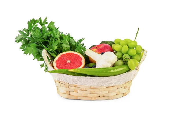 Cesta Mimbre Con Diferentes Frutas Verduras Frescas Sobre Fondo Blanco — Foto de Stock