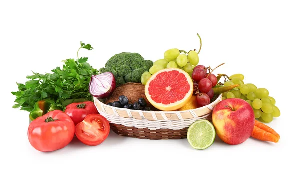白を背景に新鮮な果物や野菜が異なるウィッカーボウル — ストック写真