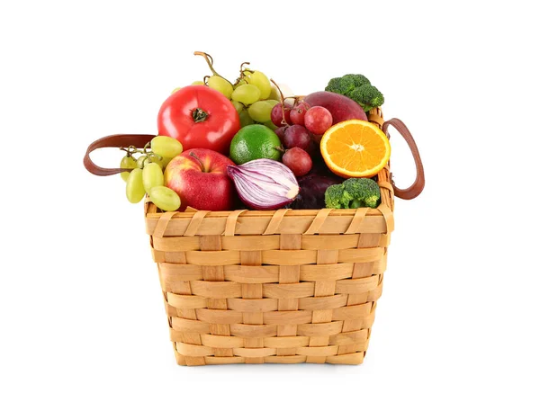 Cesta Vime Com Diferentes Frutas Legumes Frescos Fundo Branco — Fotografia de Stock