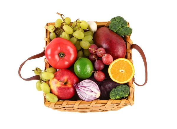 Rieten Mand Met Verschillende Verse Groenten Fruit Witte Achtergrond — Stockfoto