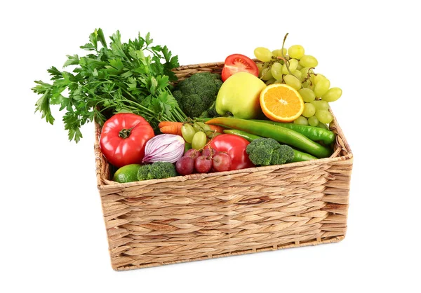 Proutěný Box Různými Čerstvé Ovoce Zelenina Bílém Pozadí — Stock fotografie