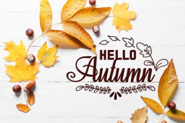 Yazılı pankart Hello AUTUMN ve düşen yapraklar