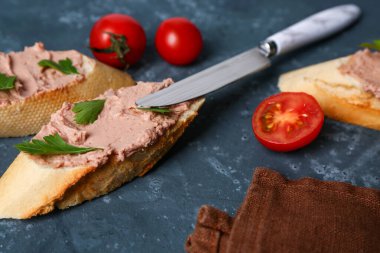 Lezzetli etli etli sandviçler, domatesler ve arka planda bıçak, yakın plan.