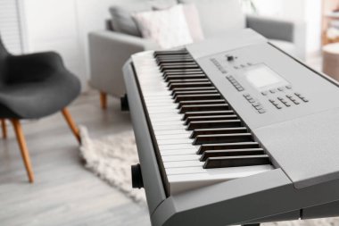 Modern sentezleyici odada, yakın plan