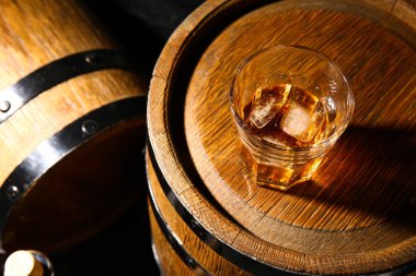 Bir fıçı soğuk rom, yakın plan.