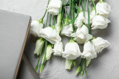 Güzel Eustoma çiçekleri ve ışık arkaplan kitapları, yakın plan