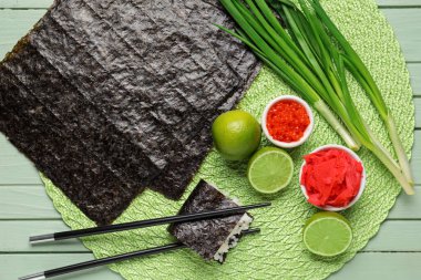 Yeşil ahşap arka planda Norveç çarşafları, havyar, zencefil ve limon