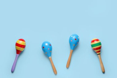 Mavi arka planda Meksika marakaları