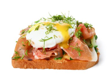 Benedict yumurtası beyaz arka planda izole edilmiş.