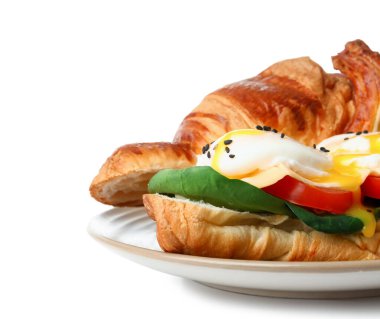 Lezzetli yumurtalı tabak Benedict beyaz arka planda izole edilmiş, yakın plan.