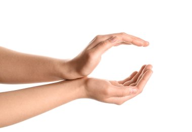 Beyaz arka planda güneşi tutan kadın