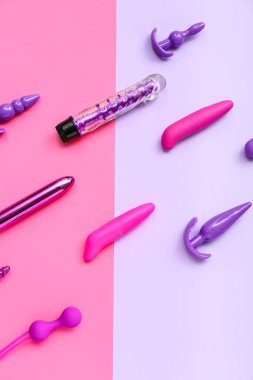 Renk arkaplanında anal eklentileri olan vibratörler