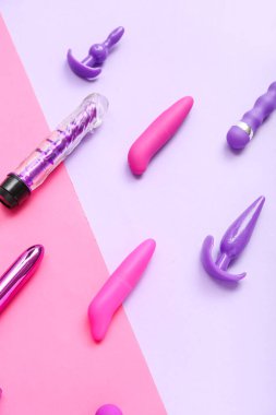 Renk arkaplanında anal eklentileri olan vibratörler